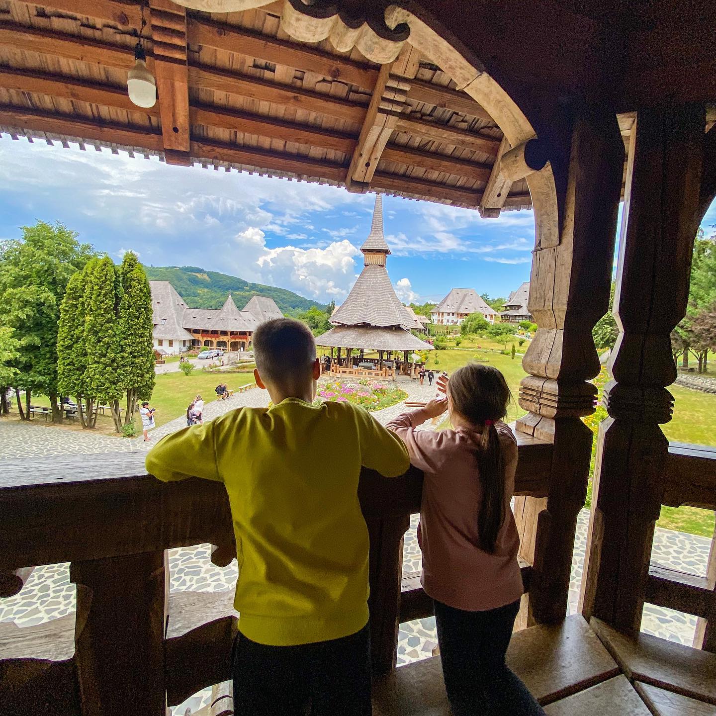 Wróciliśmy do Rumunii 🤩🤩, Bułgaria jakoś nas nie przekonała. Jutro ruszamy na Transalpinę, ale ta fotka przed Wami to kompleks klasztorów Barsana, z samego początku naszej podróży ❤️❤️❤️ #visitromania #wakacje2022 #podrozezdzieckiem #trip #rumuńskitrip #romaniamagica #romaniatravel #romanianow #loveit #naszedzieci #maramures #samochodemnawakacje #monastery #latowpełni #podróże