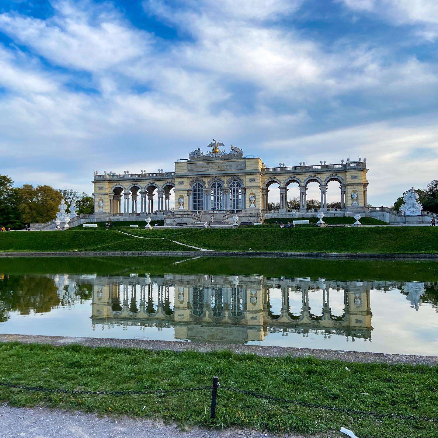 Ach ten Wiedeń ❤️. Pożegnaliśmy się dzisiaj z tym cudnym miastem.  #vienna #wien, #austria #travel #photography #wienliebe #love #österreich #happy #architecture #miastonaweekend #spring #wiosennie #gloriette #SchönbrunnWaitsForYou📸 #Schönbrunn #SchönbrunnPalace #Palace #Castle #viennanow #visitaustria #sightseeing #sights #SchönbrunnPark #SchönbrunnGardens #recreation